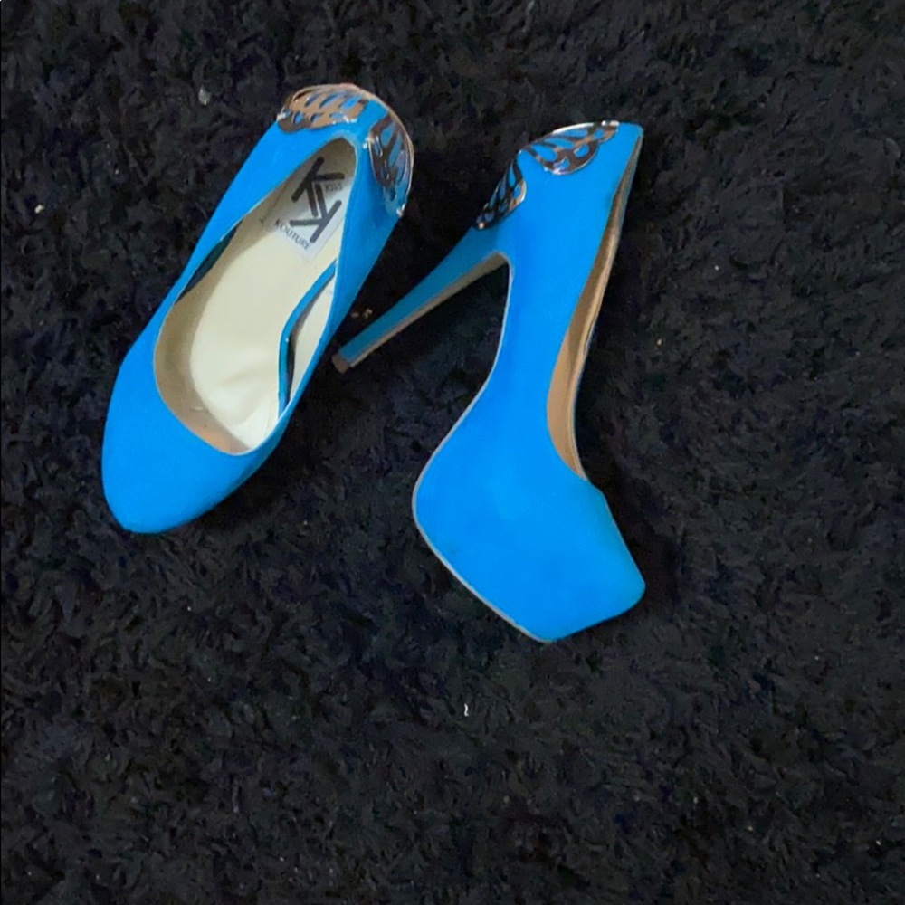 Blue butterfly pumps